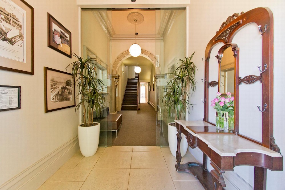 Deloraine Hotel